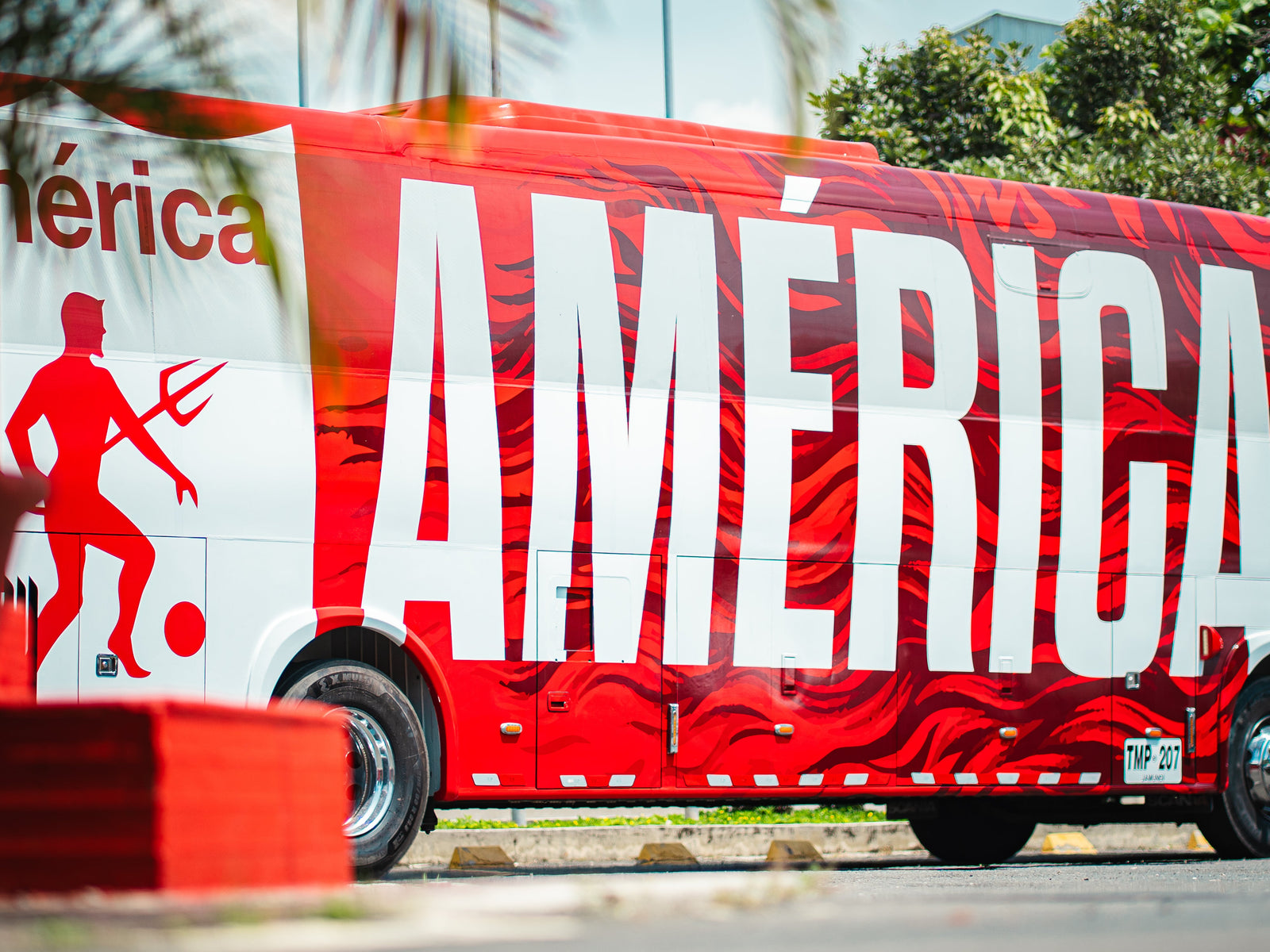 AQUÍ VIAJA LA PASIÓN DE UN PUEBLO: El bus de América estrena diseño