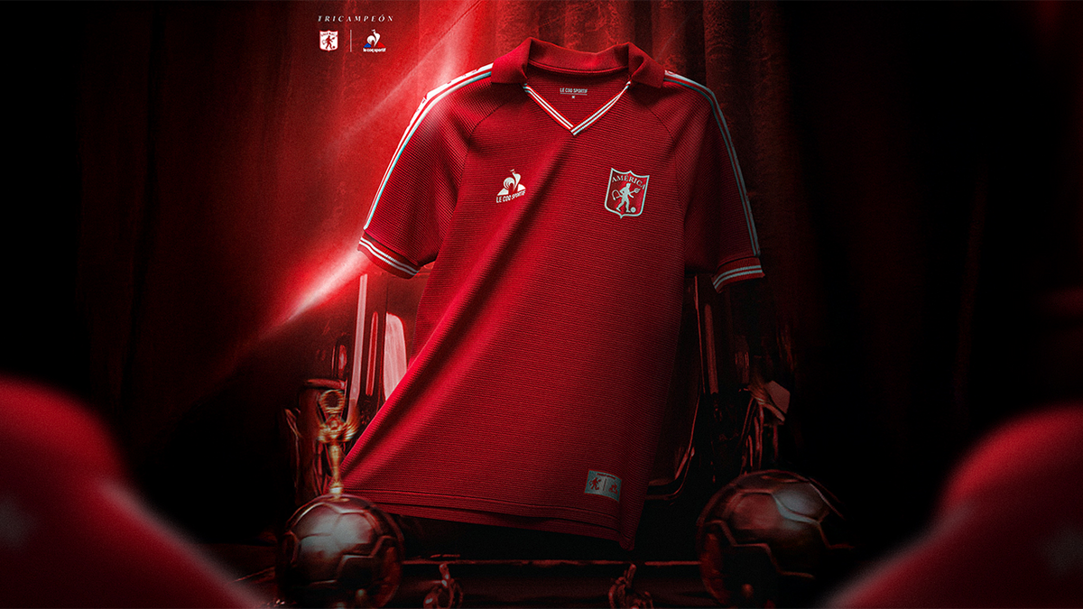 América de Cali y Le Coq Sportif presentan la nueva camiseta Escarlata 2025